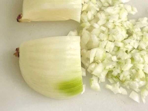タマネギのみじん切りの「ラクなやり方」に反響　「時短になる」「真似しよう」