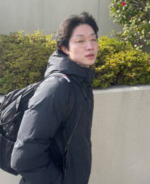 朝に眠そうだった男性が？　夜の姿に「本当に同一人物！？」「別人かと」