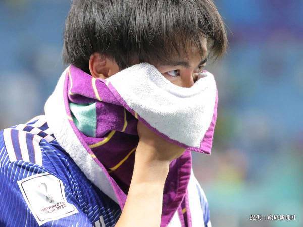 三笘選手を抱きしめた森保監督　試合後の１枚に「涙で前が見えない」