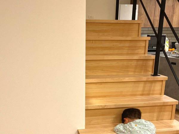 かくれんぼ中に寝落ちした２歳児　なかなか見つけられない…と思いきや？