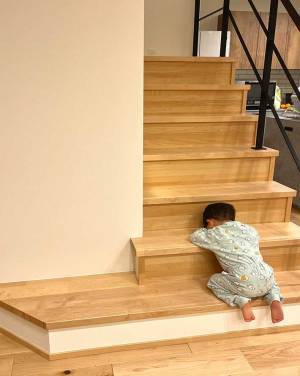 かくれんぼ中に寝落ちした２歳児　なかなか見つけられない…と思いきや？