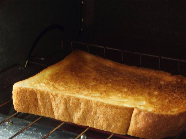 パンを焼いていた声優　失敗して『現実逃避』する動画に「勢いに笑った」「仲間！」