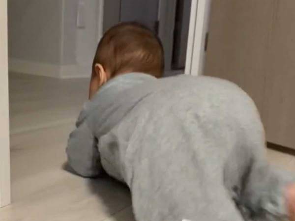 「動きのクセが強い」「何度も見返してしまう」　自力で寝室から出ていく０歳児が…