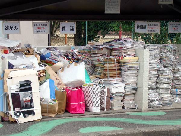 清掃員が古紙の日に驚いたゴミに「ひどい話だ…」「なんでだろうか？」