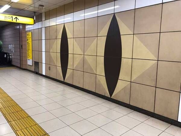 駅の壁　幾何学模様かと思いきや、まさかこれは…！