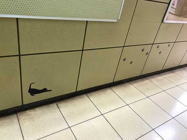 駅の壁　幾何学模様かと思いきや、まさかこれは…！