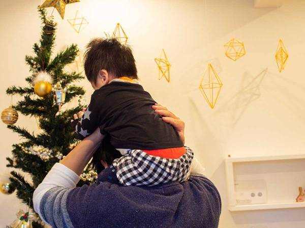 クリスマスプレゼントを置く瞬間、目を覚ました息子　放ったひと言に「爆笑！」「代償がデカすぎる」