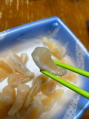 スーパーで買った貝の刺身から、まさかの…　出てきたものにビックリ！