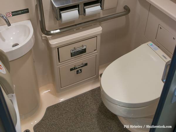 新幹線のトイレで焦る、３児ワンオペの母に男性が？　展開に「泣ける」「世の中捨てたもんじゃない」