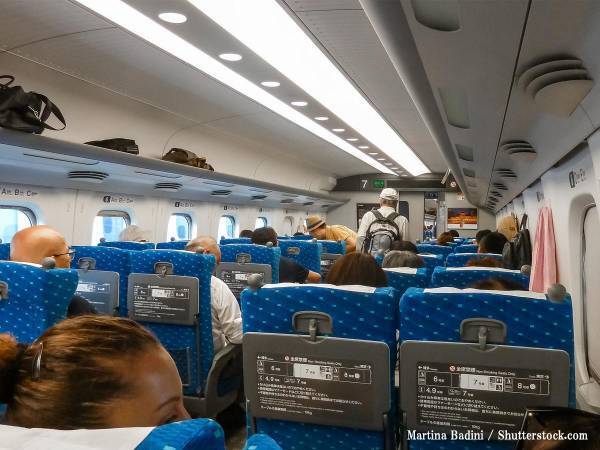 新幹線のトイレで焦る、３児ワンオペの母に男性が？　展開に「泣ける」「世の中捨てたもんじゃない」