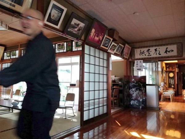 『ダイソーの商品』を使う僧侶　写真４枚目の躍動感に笑ってしまう！