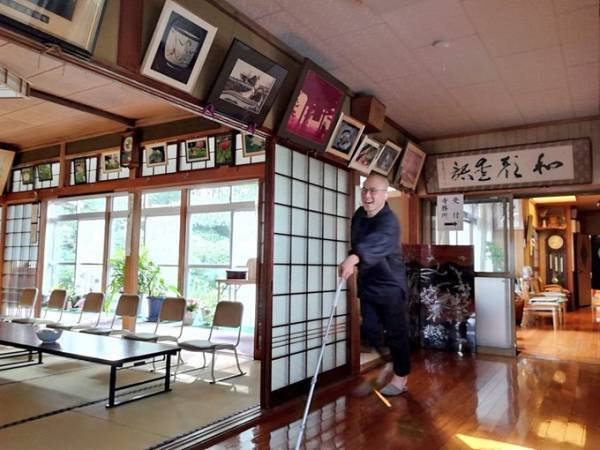 『ダイソーの商品』を使う僧侶　写真４枚目の躍動感に笑ってしまう！