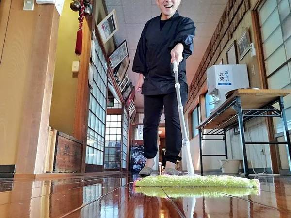 『ダイソーの商品』を使う僧侶　写真４枚目の躍動感に笑ってしまう！