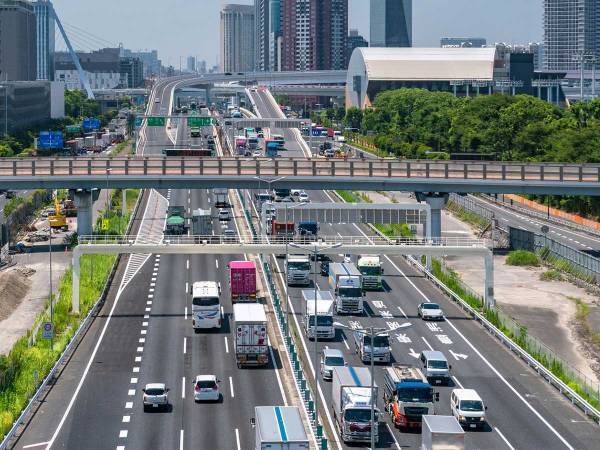 高速道路ドライバーへ、自動車学校が注意喚起　「車間距離を詰めても…」