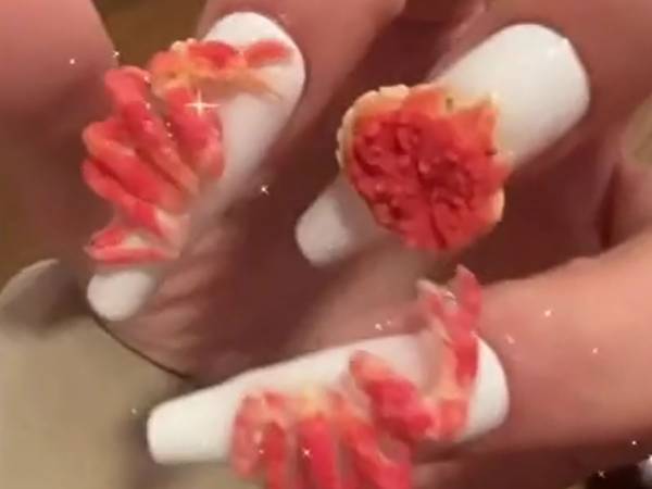 「合体っ！」　まさかのネイルアートに「今年の初笑い」「心躍る」の声