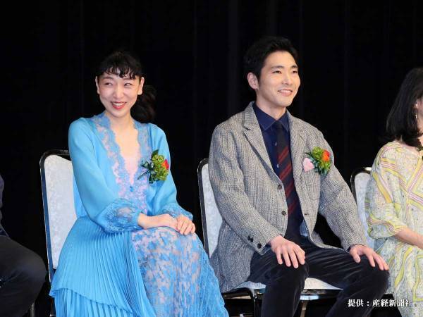 安藤サクラと柄本佑、新年のツーショットを公開　「なんか顔が似てきた」「素敵すぎる」