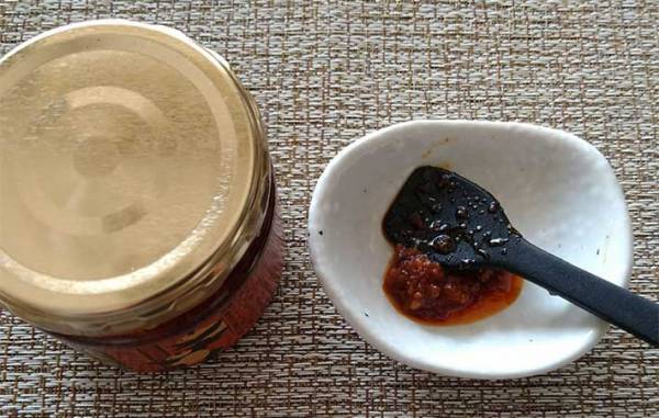 キャベツや豚肉にも！　旨味引き立つ、カルディの『食べる調味料』がクセになる