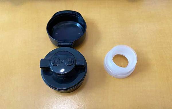 ダイソーの名品を紹介！　キャップを変えるだけで、調理しやすい調味料ボトルに変身