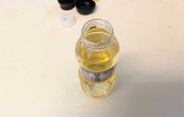 ダイソーの名品を紹介！　キャップを変えるだけで、調理しやすい調味料ボトルに変身