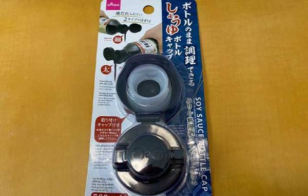 ダイソーの名品を紹介！　キャップを変えるだけで、調理しやすい調味料ボトルに変身