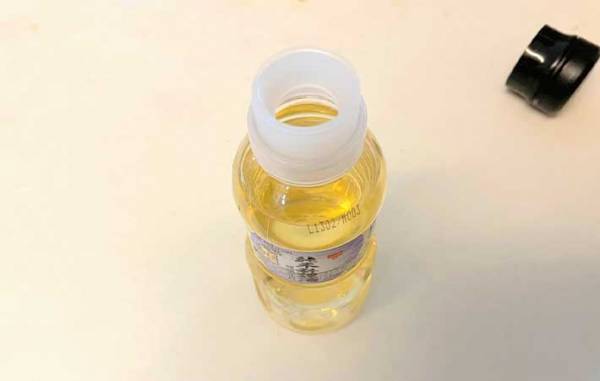 ダイソーの名品を紹介！　キャップを変えるだけで、調理しやすい調味料ボトルに変身