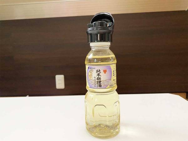 ダイソーの名品を紹介！　キャップを変えるだけで、調理しやすい調味料ボトルに変身