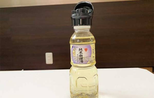 ダイソーの名品を紹介！　キャップを変えるだけで、調理しやすい調味料ボトルに変身