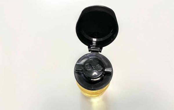 ダイソーの名品を紹介！　キャップを変えるだけで、調理しやすい調味料ボトルに変身