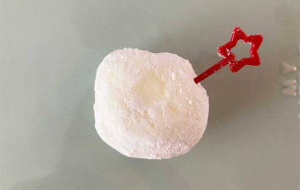 セブンイレブンで『溶けない雪だるま』を発見！　実際に買ってみたら「本物の雪のよう」