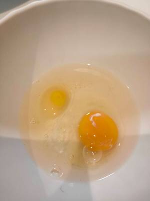 生卵の『珍事』に僧侶がビックリ！　卵を割ったら、中身が？