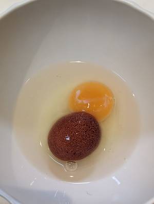 生卵の『珍事』に僧侶がビックリ！　卵を割ったら、中身が？