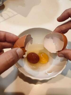 生卵の『珍事』に僧侶がビックリ！　卵を割ったら、中身が？