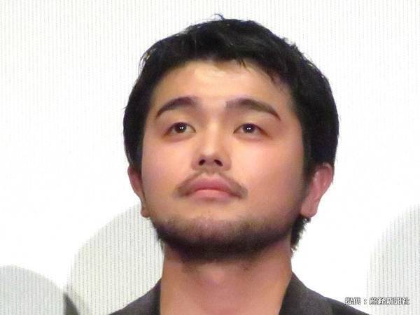 1人で飲んでいた『King Gnu』の井口理　店員から貰った物に「面白すぎて無理」「似合う」