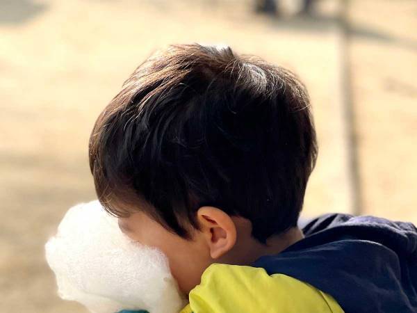 「呼吸できているのが不思議」　綿あめを初めて食べた２歳児　感動のあまり、まさかの姿に