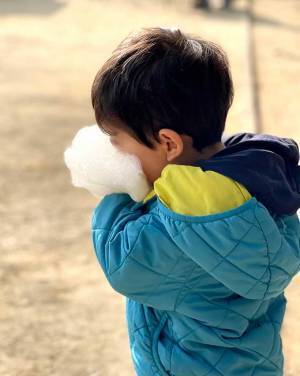 「呼吸できているのが不思議」　綿あめを初めて食べた２歳児　感動のあまり、まさかの姿に