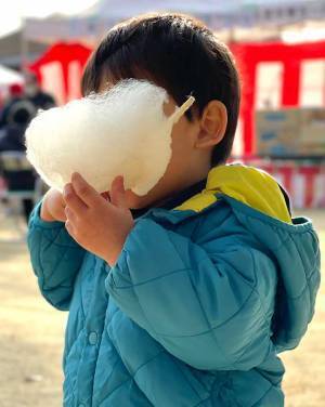 「呼吸できているのが不思議」　綿あめを初めて食べた２歳児　感動のあまり、まさかの姿に