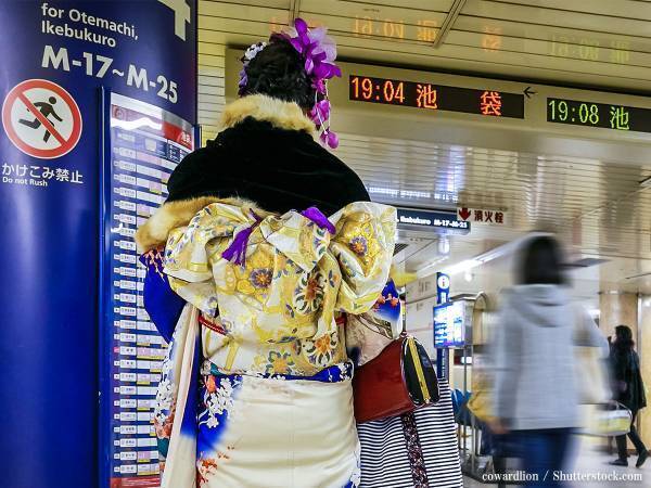 満員電車に乗り込んできた『振袖姿の女性』　真後ろに立つ人が抱いた決意に「かっこいい」「敬礼！」