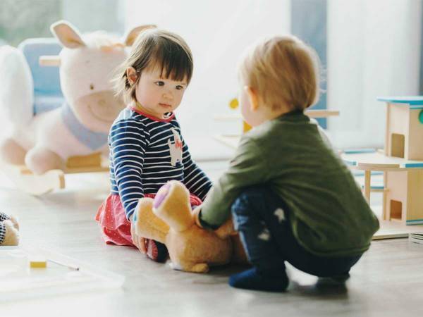 「大人のお手本のようだ」　幼い男の子と女の子の動画に８１万『いいね』