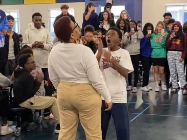 生徒からダンスバトルを挑まれた先生　予想外の『勝者』に大歓声！