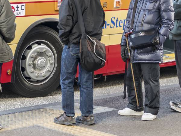 バスで杖を悪用する男性　すると子供が純粋な『ひと言』！