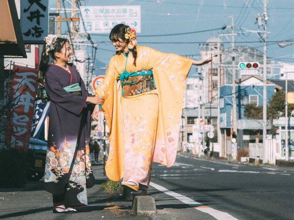 「なぜか泣ける」　振り袖女子２人の写真に５０万人が感動