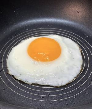 目玉焼きを作る前に知ってほしい『豆知識』　超簡単な技に「素晴らしい」「絶対やる！」