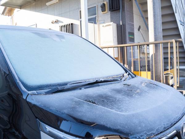 フロントガラスの霜を『簡単に取る方法』　「目からウロコ」「めっちゃ役立つ！」