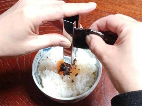 もみ海苔をせっせと作る妻　夫が思いついた商品に「ありがたい」「めっちゃ使える」