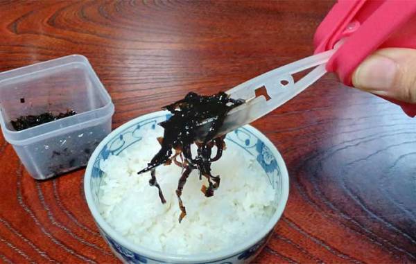 わざわざ箸を汚したくない…！　発見したトング付きの容器が「便利すぎる」「手入れもラク」