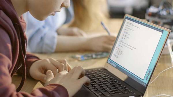 「頼むと３００万…？」「文系でもできそう」　自分でアプリを作る若者　続出する理由とは？