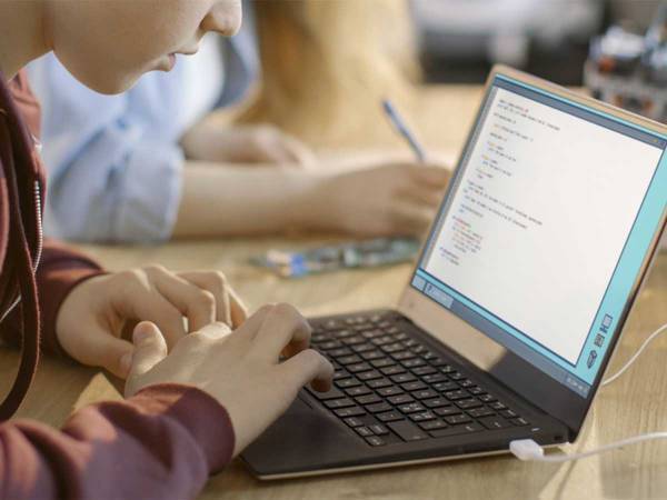 「頼むと３００万…？」「文系でもできそう」　自分でアプリを作る若者　続出する理由とは？