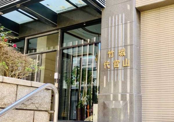 歩道にポツンと置かれたマンションのチラシ　書かれた内容に「爆笑した」