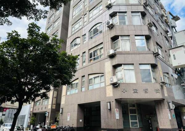 歩道にポツンと置かれたマンションのチラシ　書かれた内容に「爆笑した」