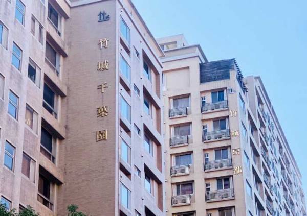 歩道にポツンと置かれたマンションのチラシ　書かれた内容に「爆笑した」